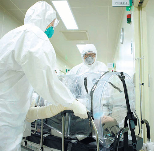 인하대병원 의료진이 감염병 의심 환자를 음압이송카트에 태워 감염병 병동으로 옮기고 있다. 인하대병원은 음압격리병상을 설치하고 화장실, 샤워실을 비롯한 동선을 철저히 구분해 감염병 확산을 막고 있다. 인하대병원 제공