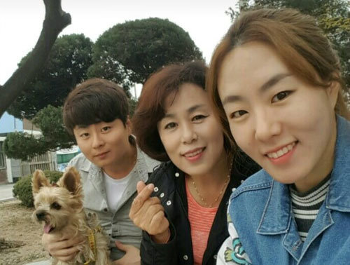 이상화(오른쪽)가 2016년 5월 경기 양평군 자택에서 어머니 김인순 씨(가운데), 오빠 이상준 씨와 함께 다정하게 셀카를 씩고 있다. 김인순 씨 제공