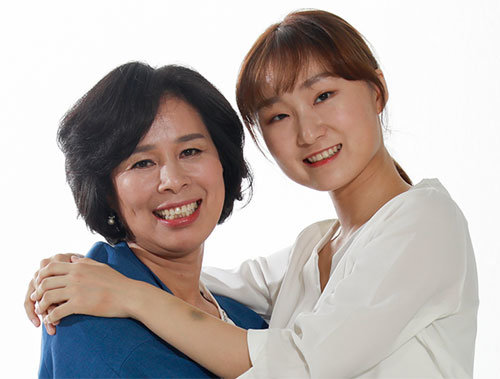 최민정(오른쪽)과 어머니 이재순 씨가 지난해 11월 서울에서 한국피앤지의 어머니 후원 프로그램 ‘땡큐맘’에 참여해 서로를 다정히 안았다. 한국피앤지 제공