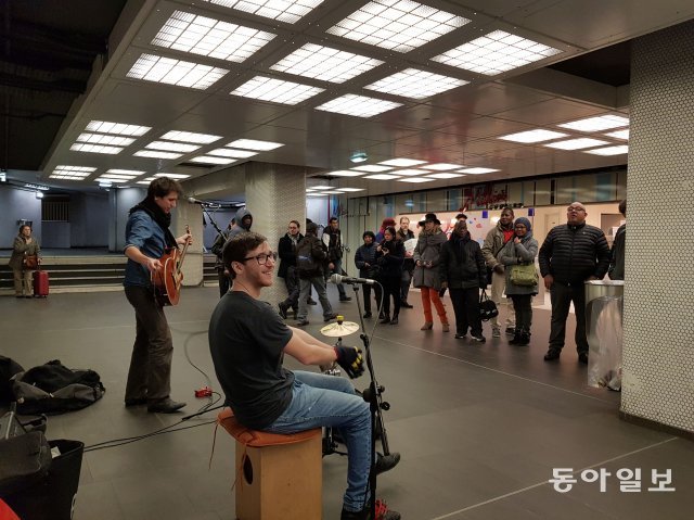 이달 2일 오후 프랑스 파리 주요 환승역 중 한 곳인 레퓌블리크 역사 안에서 듀엣 ‘더캡틴’이 공연을 펼치고 있다. 3년 전 만난
 두 사람은 “지하철역은 우리가 음악을 계속할 수 있도록 하는 에너지와 욕망의 공간”이라고 말했다. 파리 시민들이 많이 지나다니는
 이 곳은 지하철 뮤지션들 사이에서 가장 인기 높은 장소다.