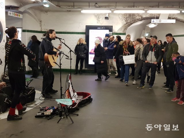 이달 2일 오후 프랑스 파리 주요 환승역 중 한 곳인 레퓌블리크 역사 안에서 듀엣 ‘더캡틴’이 공연을 펼치고 있다. 3년 전 만난
 두 사람은 “지하철역은 우리가 음악을 계속할 수 있도록 하는 에너지와 욕망의 공간”이라고 말했다. 파리 시민들이 많이 지나다니는
 이 곳은 지하철 뮤지션들 사이에서 가장 인기 높은 장소다.
