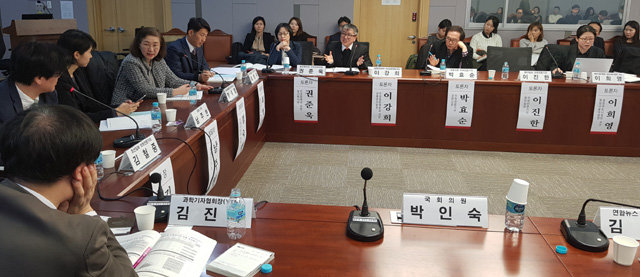 한국과학기자협회(회장 김진두)는 전문가들과 함께 국회에서 ‘C형간염 국가건강검진 시행’에 대해 정책토론회를 열었다. 한국과학기자협회 제공
