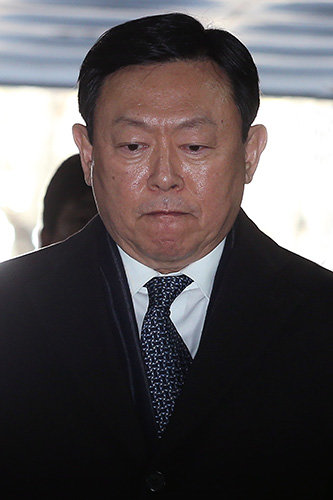 신동빈 롯데그룹 회장이 13일 오후 서울 서초구 서울중앙지법에서 열린 1심 선고공판에 출석하고 있다.