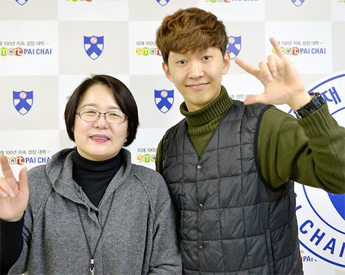 이상현 씨(오른쪽)와 대전시농아인협회 소속 통역사 박현옥 씨가 ‘I LOVE YOU(사랑합니다)’를 수화로 표현해 보이고 있다. 박 씨는 이 씨의 대학생활 4년간 수화통역을 도왔다. 배재대 제공