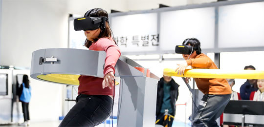 국립부산과학관은 설 연휴에 동계스포츠과학 특별전을 연다. 어린이들이 가상현실(VR)을 통해 스노보드를 체험하는 모습. 국립부산과학관 제공