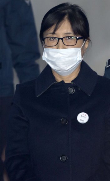박근혜 정부 비선 실세였던 최순실 씨가 13일 1심 선고를 받기 위해 서울법원종합청사 대법정으로 이동하고 있다. 사진공동취재단