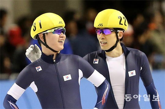 작년 삿포로 아시아경기 ‘우상’ 이승훈과 함께 김민석(왼쪽)이 지난해 삿포로 겨울아시아경기 스피드스케이팅 매스스타트 경기를 마친 뒤 함께 출전한 이승훈에게 격려를 받고 있다. 당시 이승훈은 금메달, 김민석은 동메달을 차지했다. 동아일보DB