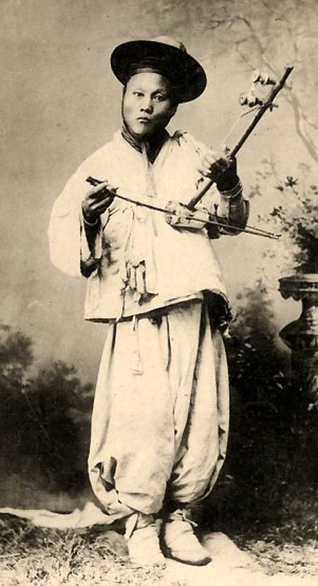 해금 연주자의 모습이 담긴 20세기 초반의 사진. 한국학중앙연구원 제공