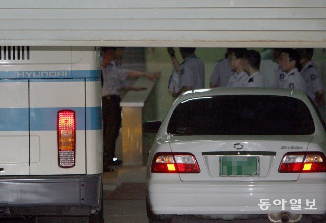 2007년 6월 22일 서울 서초구 서울지방법원에서 한화 김승연회장에 대한 공판이 열렸다. 김승연 회장이 탄 호송버스가 도착하자 셔터가 내려지고 있다.