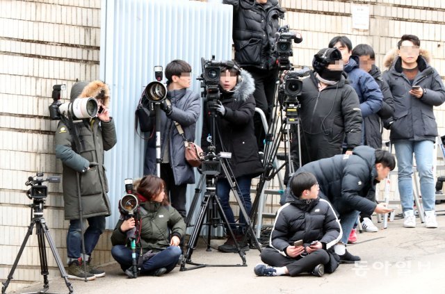 2018년 2월 13일 서울 서초구 서울중앙지법에서 취재진들이 최순실 씨의 법원 출석 장면을 담기위해 준비하고있다.