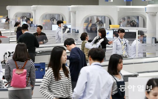 지난달 18일 개장한 인천국제공항 제2터미널에 설치된 원형 검색대. 동아일보DB