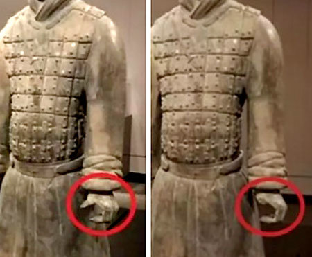 미국 필라델피아 프랭클린 인스티튜트 박물관에 전시 중인 중국 진시황 기병상의 모습(왼쪽 사진). 멀쩡했던 엄지손가락이 절도 사건 후 사라졌다. 사진 출처 사우스차이나모닝포스트