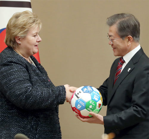 15일 청와대 본관 집현실에서 문재인 대통령을 만난 에르나 솔베르그 노르웨이 총리(왼쪽)가 유엔 지속가능발전목표(SDGs)의 17개 목표를 담은 축구공을 문 대통령에게 선물하고 있다. 청와대 제공