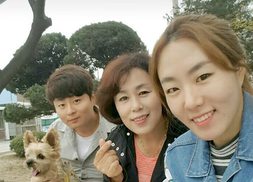 이상화(오른쪽)가 2016년 5월 경기 양평군 자택에서 어머니 김인순 씨(가운데), 오빠 이상준 씨와 함께 다정하게 셀카를 찍고 있다. 김인순 씨 제공