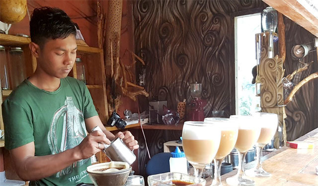인도네시아 수마트라의 커피 농장에 있는 카페에서 직원이 커피를 만드는 모습. 인도네시아는 고급 커피 생산지로 유명하다. 김이재 교수 제공