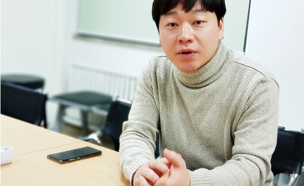 (프리징 익스텐션에 대해 설명 중인 권오환 개발부장)(출처=트리니티 게임즈 제공)