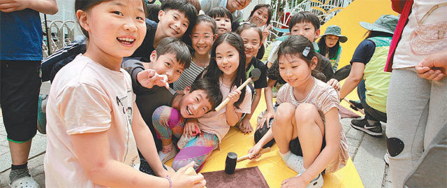 지난해 6월 19일 부산 동래초등학교 앞에서 진행된 ‘스쿨존 교통사고 제로(ZERO) 캠페인’ 모습. 어린이들이 이날 설치된 옐로카펫 위에서 활짝 웃고 있다. 옐로카펫은 학교 앞 횡단보도나 학교 벽면을 노란색으로 칠해 운전자에게 주의를 주기 위한 시설물이다. 부산지방경찰청 제공