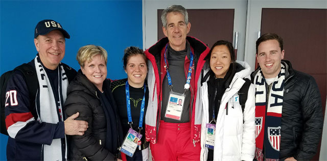 평창 겨울올림픽에 자원봉사자로 참가한 미국 스노퀄미시 매슈 라르손 시장(오른쪽에서 세 번째)이 15일 강원 강릉시 관동하키센터 앞에서 한국 여자 아이스하키팀 선수 박윤정(오른쪽에서 두 번째)의 가족, 친구를 만나 환하게 웃고 있다. 매슈 라르손 씨 제공