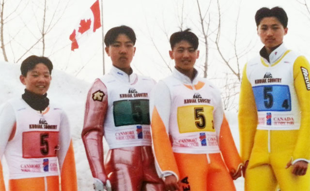 1997년 캘거리 주니어스키점프선수권에 출전했던 김현기(왼쪽)와 최서우(오른쪽에서 두 번째) 최흥철(오른쪽). 최서우 제공
