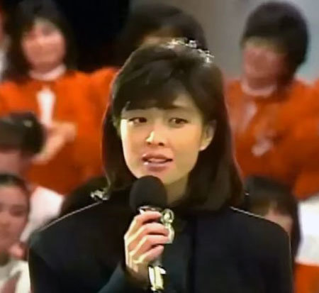1985년 무렵 TV 프로그램에서 열창하는 지예. 유튜브 화면 캡처