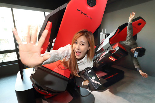 3월1일 서울 신촌에 문을 여는 도심형 테마파크 ‘브라이트’에서 모델들이 VR 게임을 시연하고 있다. 사진제공｜KT