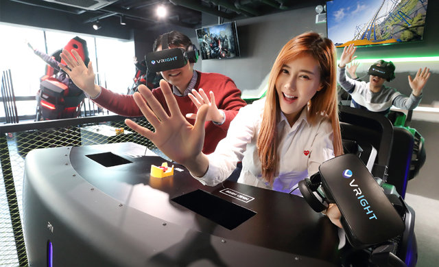 20일 KT와 GS리테일이 3월 초 서울 신촌에 문을 열 도심형 테마파크 ‘VRIGHT’에서 모델들이 가상현실(VR)게임 기기들을 선보이고 있다. KT 제공
