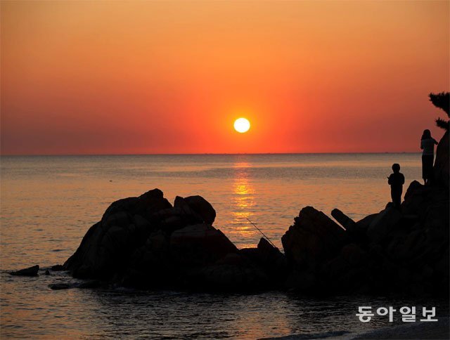 인천국제공항에서 자기부상열차를 타면 가볼 수 있는 선녀바위. 이곳에서 기도하면 소원이 이뤄진다는 소문이 퍼지면서 많은 사람들이 찾는다. 동아일보DB