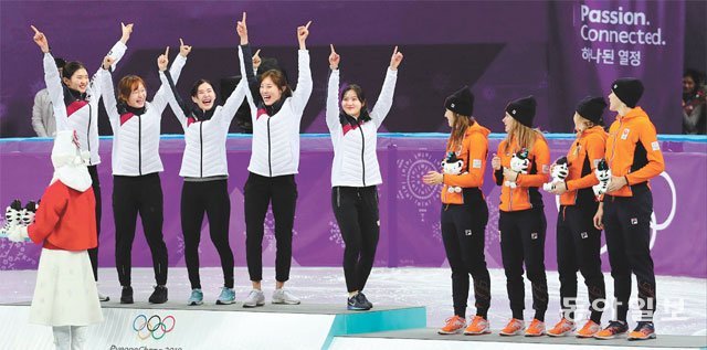 “우리가 해냈다” 한국 여자 쇼트트랙 대표팀이 20일 강릉 아이스아레나에서 열린 2018 평창 겨울올림픽 여자 3000m 계주 금메달을 확정한 뒤 시상대에 올라 양손 검지를 하늘을 향해 세우는 세리머니를 하며 기뻐하고 있다. 왼쪽부터 심석희 최민정 김예진 김아랑 이유빈. 강릉=홍진환 기자 jean@donga.com