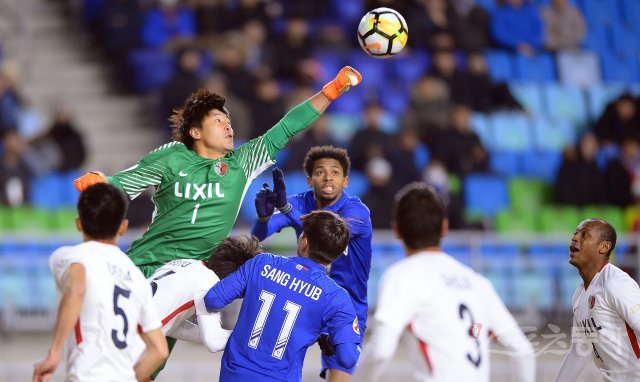 21일 수원월드컵경기장에서 2018 AFC 챔피언스리그 H조 수원삼성과 가시마 엔틀러스의 경기가 열렸다. 후반 가시마 골키퍼 권순태가 코너킥 상황에서 펀칭을 하고 있다. 수원 | 김진환 기자 kwangshin00@donga.com