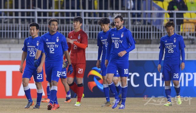 21일 수원월드컵경기장에서 열린 2018 AFC 챔피언스리그 H조 수원삼성과 가시마 엔틀러스의 경기에서 가시마가 2-1 승리를 거뒀다. 경기 후 수원삼성 선수들이 고개를 떨구며 그라운드를 빠져나가고 있다. 수원 | 김진환 기자 kwangshin00@donga.com