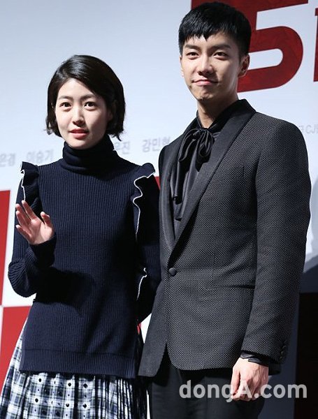 “우린 ‘찰떡궁합’이에요!” 배우 이승기(오른쪽)와 심은경이 21일 서울 용산CGV에서 열린 영화 ‘궁합’ 시사회에 참석해 포즈를 취하고 있다. 동아닷컴DB