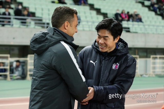 세레소 오사카 윤정환 감독(오른쪽). 사진=게티이미지코리아