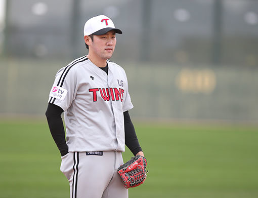 새 시즌을 앞둔 LG는 치열한 1루수 경쟁이 벌어지고 있다. 주전 1루수와 백업 3루수를 목표로 잡은 양석환에겐 타격과 수비 모두 향상된 모습을 보여줘야 할 과제가 주어졌다. 사진제공 ｜ LG트윈스