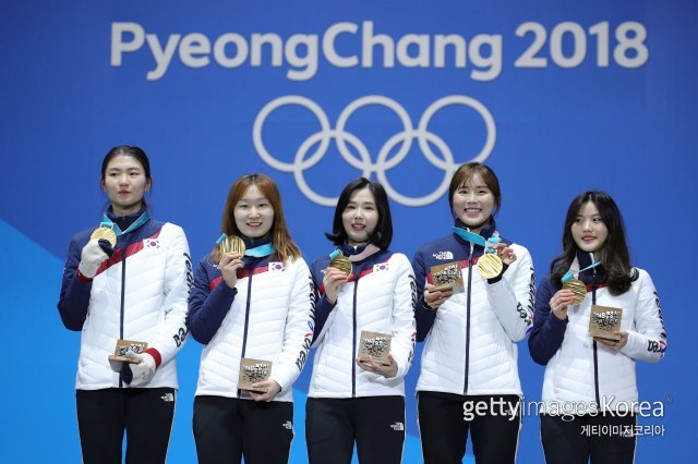 한국 쇼트트랙 여자대표팀이 21일 여자 3000m 계주 시상식에서 착용한 의상은 노스페이스가 제작한 공식 단복 가운데 하나인 시상복이다. 평상시에도 입을 수 있는 디자인이어서 일반인들에게도 인기가 높다. 사진=게티이미지코리아