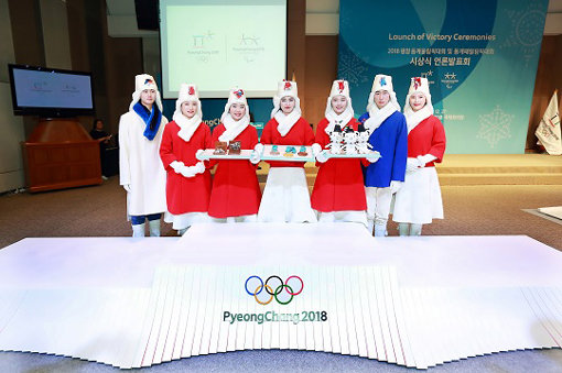 시상요원 의상은 한국 전통의 풍차와 깃 목도리, 토시를 활용한 21세기형 한복으로 주목받고 있다. 사진제공｜평창동계올림픽 조직위원회