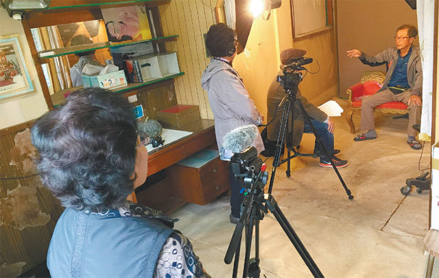 시민영상제작단이 인천의 오래된 가게 10곳을 다큐멘터리에 담는 영상아카이브 작업을 마쳤다. 이들이 제작한 다큐멘터리 ‘오래된 가게’의 한 장면. 인천 시청자미디어센터 제공