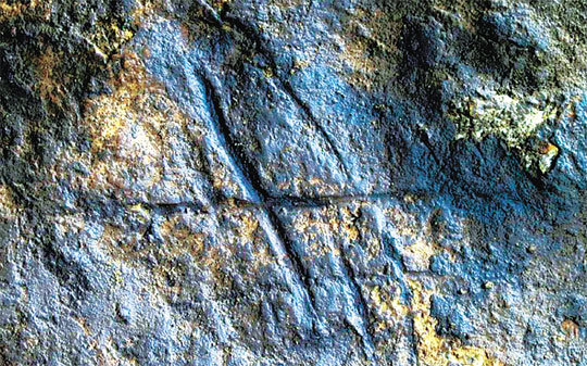 스페인 지브롤터 지역 동굴에서 발굴된 약 4만년 전 무늬다. 해시태그(#)를 닮은 이 그림은 뾰족한 도구를 이용해 새긴 것으로, 주변 석기 등을 통해 네안데르탈인이 그린 것으로 분석됐다.