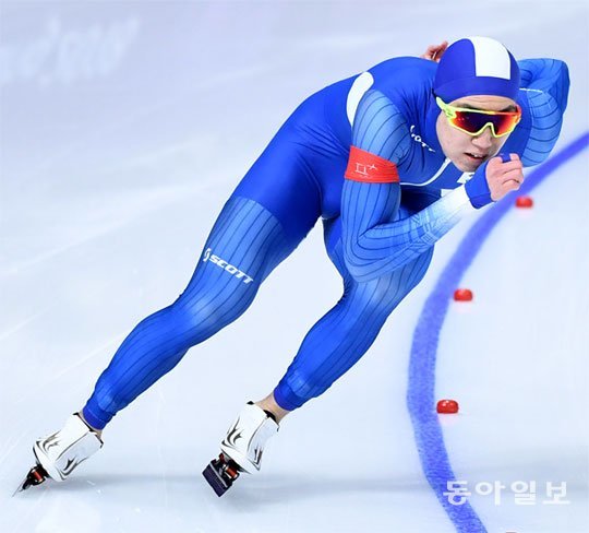 스피드스케이팅 남자 500m에서 깜짝 은메달을 선물한 차민규 선수의 질주 모습. 스케이트 날의 압력을 받아 얼음이 녹는다는 ‘수막 이론’은 잘못된 것으로 알려져 있다. 동아일보DB
