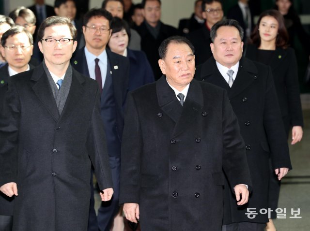 김영철 북한 노동당 중앙위원회 부위원장(통일선전부장)과 리선권 조국평화통일위원회 위원장을 비롯한 북한 고위급 대표단이 25일 오전 경기도 파주 도라산 남북출입사무소를 통해 입경하고 있다. 사진공동취재단=동아일보 김재명 기자 base@donga.com