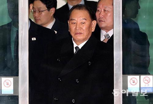 김영철 북한 노동당 중앙위원회 부위원장(통일선전부장)과 리선권 조국평화통일위원회 위원장을 비롯한 북한 고위급 대표단이 25일 오전 경기도 파주 도라산 남북출입사무소를 통해 입경하고 있다. 사진공동취재단= 동아일보 김재명 기자 base@donga.com