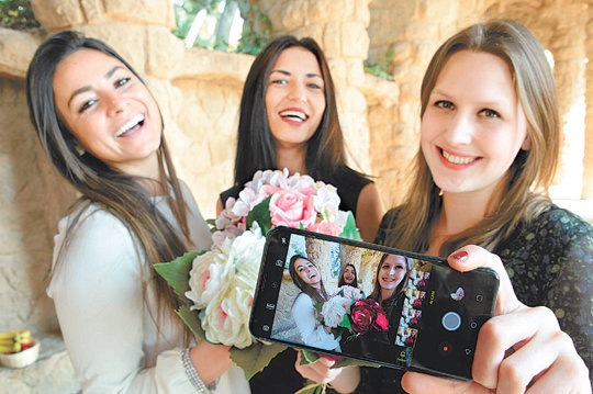 ‘모바일월드콩그레스(MWC) 2018’ 개막을 하루 앞둔 25일(현지 시간) 모델들이 스페인 바르셀로나 구엘공원에서 LG전자의 
스마트폰 신제품 ‘LG V30S 씽큐(ThinQ)’의 ‘인공지능(AI) 카메라’ 기능을 사용하고 있다. LG전자 제공