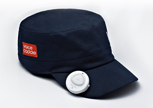 모자 창이 부착해 사용하는 거리측정기 (출처=보이스캐디 홈페이지)