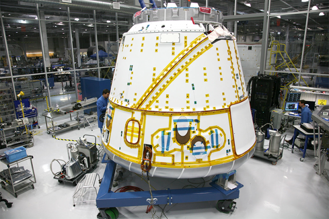 드래곤은 최초의 민간 우주선으로, 2018년 중 인간이 탑승한 상태로 시험 발사에 도전할 계획이다(출처=스페이스X)