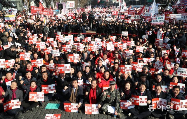 사진=26일 서울 청계광장에서 자유한국당 의원들과 당원들이 천안함 폭침 주범 김영철 방한 규탄 집회를 열고있다. 김재명 기자 base@donga.com