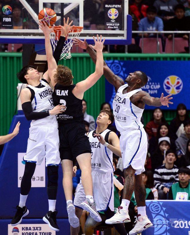 26일 서울 잠실실내체육관에서 열린 ‘2019 FIBA 농구 월드컵’ 한국과 뉴질랜드의 아시아 예선경기에서 한국 김종규와 라틀리프가 뉴질랜드 선수를 수비하고 있다. 잠실 | 김민성 기자 marineboy@donga.com