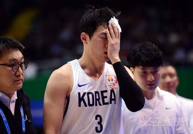 26일 서울 잠실실내체육관에서 열린 ‘2019 FIBA 농구 월드컵’ 한국과 뉴질랜드의 아시아 예선경기에서 한국 이정현이 부상으로 코트를 빠져나가고 있다. 잠실 | 김민성 기자 marineboy@donga.com