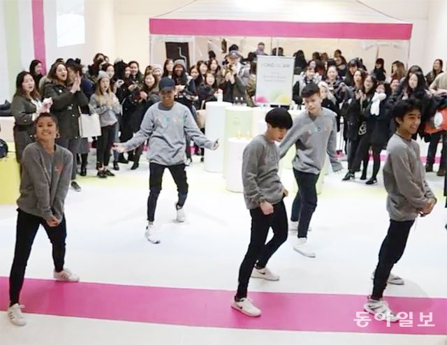 10일(현지 시간) 미국 뉴욕 맨해튼에서 K뷰티 온라인쇼핑몰 ‘쇼코글램’이 마련한 팝업스토어(임시매장)에서 현지 청년들이 K팝 춤을 선보이고 있다. 뉴욕=박용 특파원 parky@donga.com