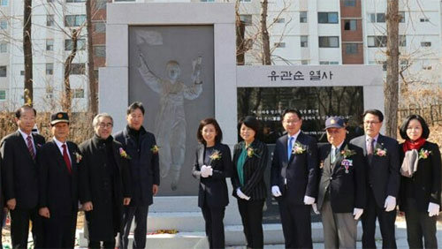 26일 유관순 열사상 제막식에 참석한 채경옥 한국여기자협회장(오른쪽에서 다섯 번째) 등 관계자들이 기념 촬영을 하고 있다. 한국여기자협회 제공