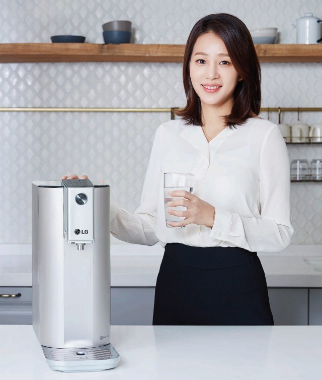 LG퓨리케어 슬림정수기(WD501AS)와 허향임 인제대학교 서울백병원 교수. 사진 김도균