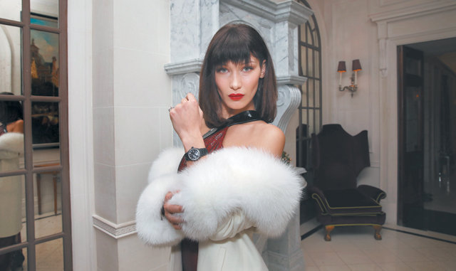 유명인사들의 시계 사랑이 소비자들의 눈길을 사로잡고 있다. 유명 모델 벨라 하디드가 태그호이어의 제품을 착용한 모습. 태그호이어 제공